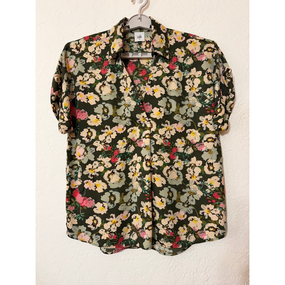 cabi Replay Top Green Flower Toss Floral 6717 Split V Neck Blouse Cuffed M EUC